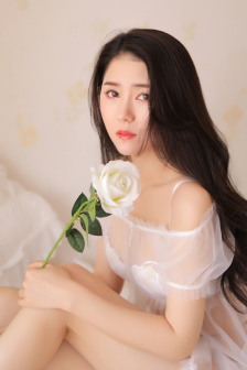 狂躁女人双腿流白色液体